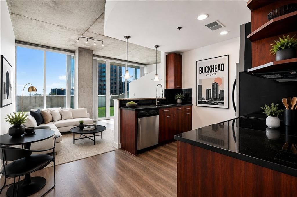 1 bedroom, 1 bathroom, 736 sq ft condominium for sale at 3324 Peachtree Road 808, Atlanta, GA 30326 — photo 2