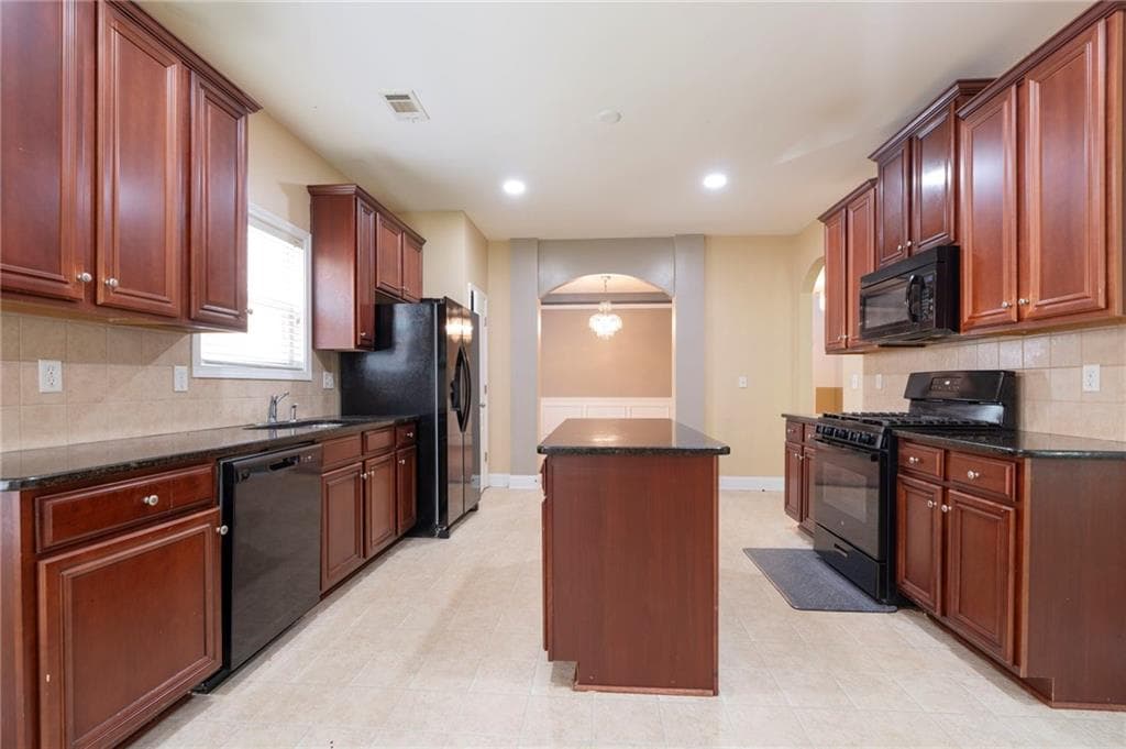 7 bedroom, 6 bathroom, 5,608 sq ft single family residence for sale at 4276 Shamrock Drive, Atlanta, GA 30349 — photo 5