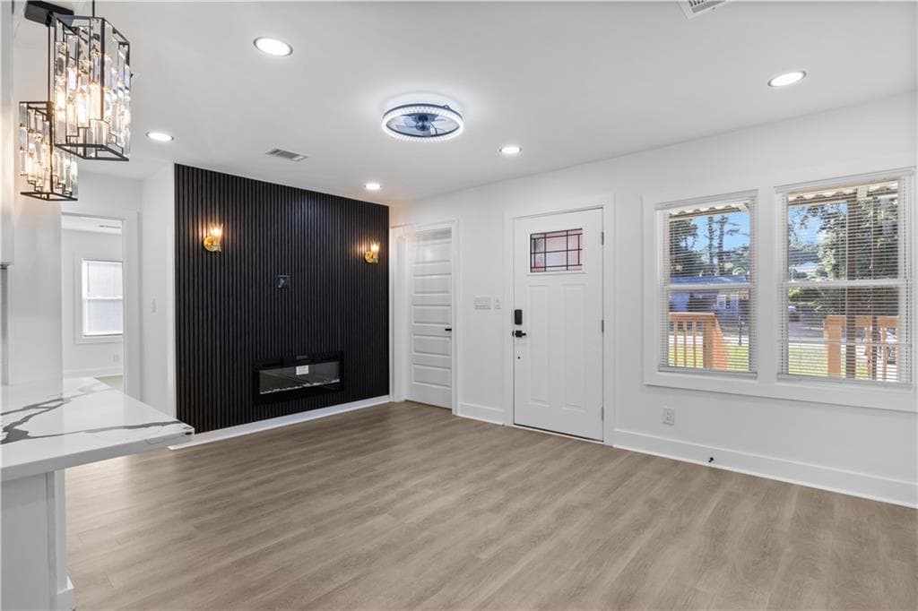2 bedroom, 2 bathroom, 912 sq ft single family residence for sale at 4253 Hanes Drive, Decatur, GA 30035 — photo 3