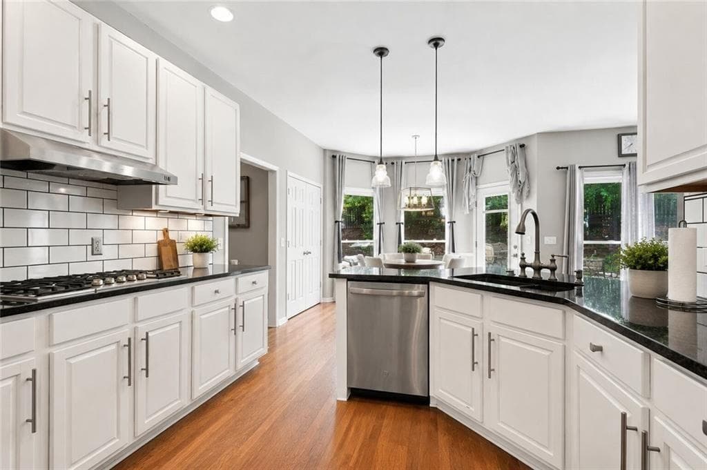 6 bedroom, 4 bathroom, 4,370 sq ft single family residence under contract at 860 Valley Drive, Canton, GA 30114 — photo 8