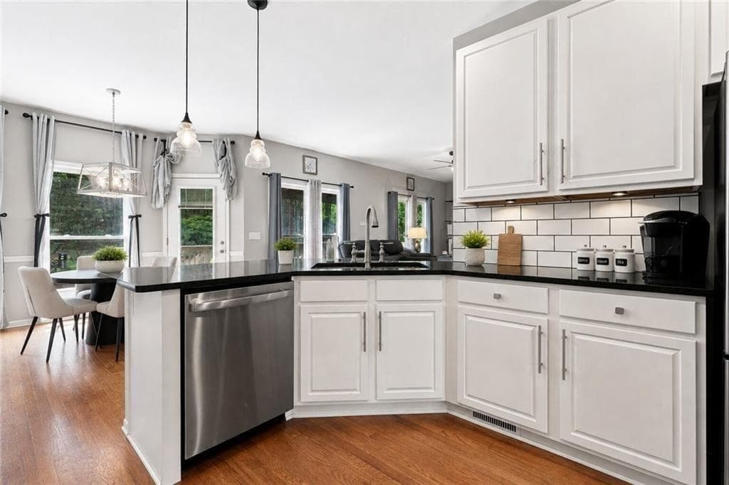 6 bedroom, 4 bathroom, 4,370 sq ft single family residence under contract at 860 Valley Drive, Canton, GA 30114 — photo 10