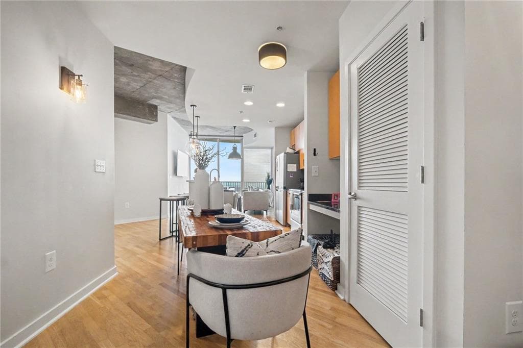 1 bedroom, 1 bathroom, 743 sq ft condominium for sale at 400 W Peachtree Street 3703, Atlanta, GA 30308 — photo 2