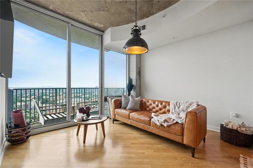 1 bedroom, 1 bathroom, 743 sq ft condominium for sale at 400 W Peachtree Street 3703, Atlanta, GA 30308 — photo 3