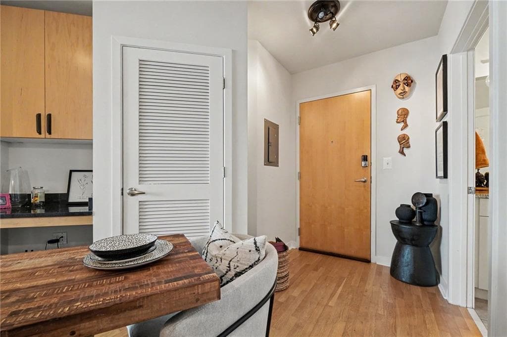 1 bedroom, 1 bathroom, 743 sq ft condominium for sale at 400 W Peachtree Street 3703, Atlanta, GA 30308 — photo 6