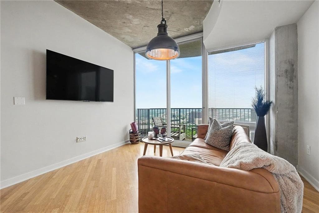 1 bedroom, 1 bathroom, 743 sq ft condominium for sale at 400 W Peachtree Street 3703, Atlanta, GA 30308 — photo 7