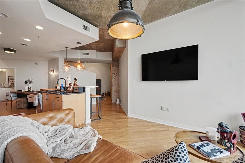 1 bedroom, 1 bathroom, 743 sq ft condominium for sale at 400 W Peachtree Street 3703, Atlanta, GA 30308 — photo 9