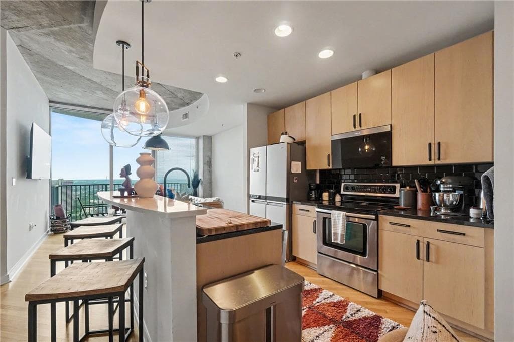 1 bedroom, 1 bathroom, 743 sq ft condominium for sale at 400 W Peachtree Street 3703, Atlanta, GA 30308 — photo 10