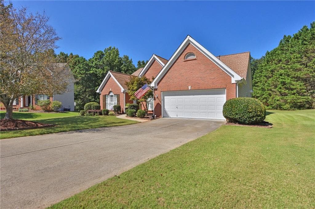 3 bedroom, 2 bathroom, 2,248 sq ft single family residence under contract at 8720 Meadow Glen Court, Gainesville, GA 30506 — photo 3