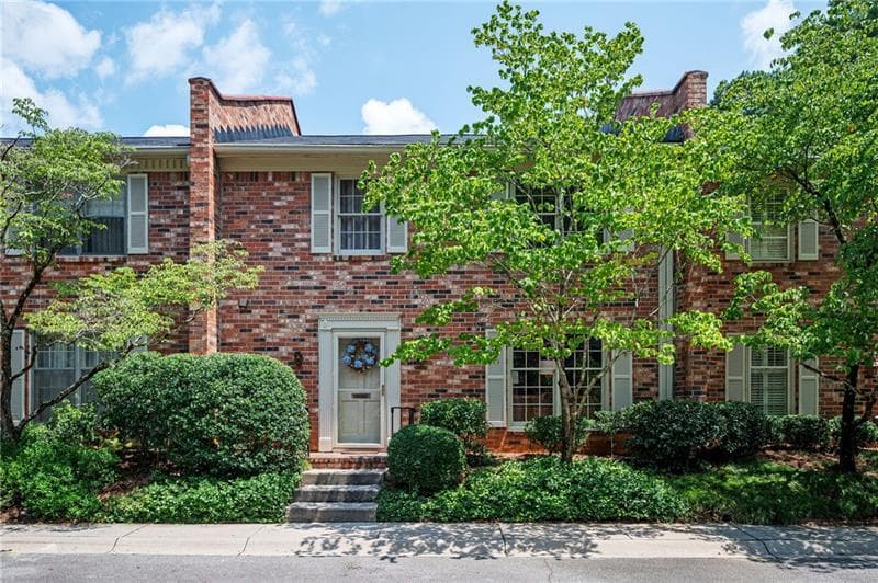 3 bedroom, 3 bathroom, 1,944 sq ft townhouse for sale at 1470 Leafmore Place, Decatur, GA 30033 — photo 1 of 29