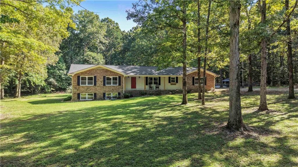 3 bedroom, 3 bathroom, 2,796 sq ft single family residence under contract at 211 Race Horse Drive, Summerville, GA 30747 — photo 4