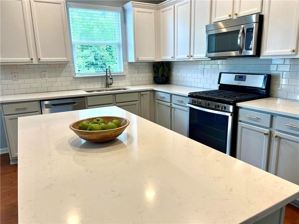 4 bedroom, 3 bathroom, 2,402 sq ft single family residence under contract at 713 Lorimore Pass, Canton, GA 30115 — photo 7