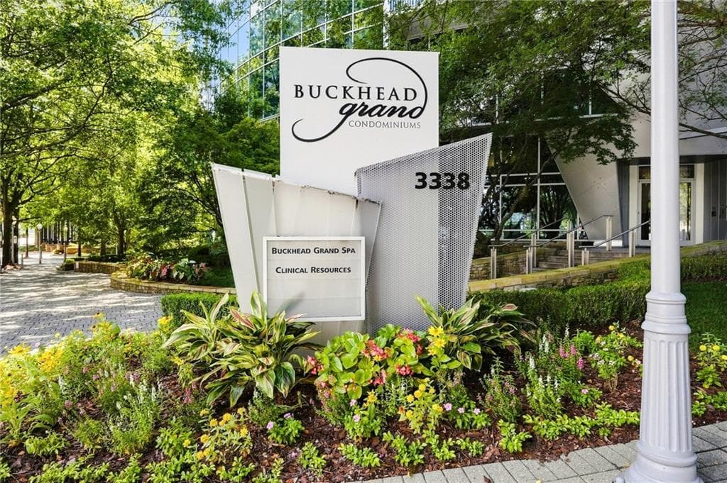 1 bedroom, 1 bathroom, 781 sq ft condominium for sale at 3338 Peachtree Road 1804, Atlanta, GA 30326 — photo 1 of 33