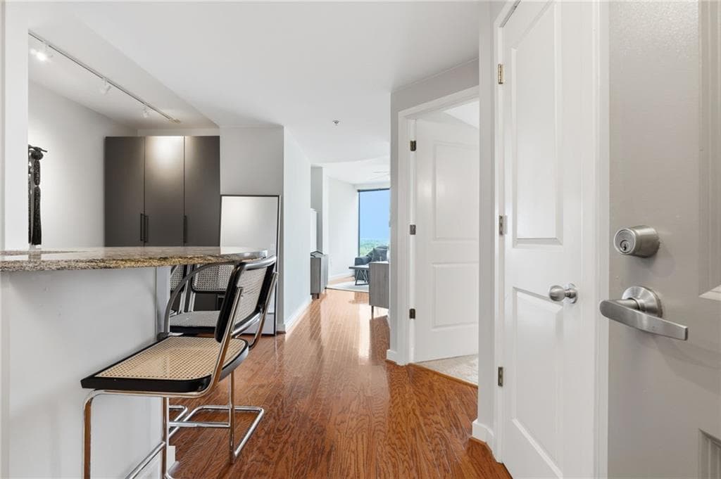 1 bedroom, 1 bathroom, 781 sq ft condominium for sale at 3338 Peachtree Road 1804, Atlanta, GA 30326 — photo 4