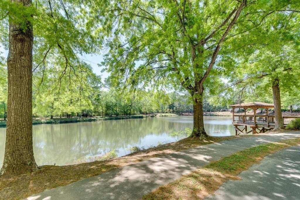 1 bedroom, 1 bathroom, 872 sq ft condominium for sale at 1800 Clairmont Lake A623, Decatur, GA 30033 — photo 2