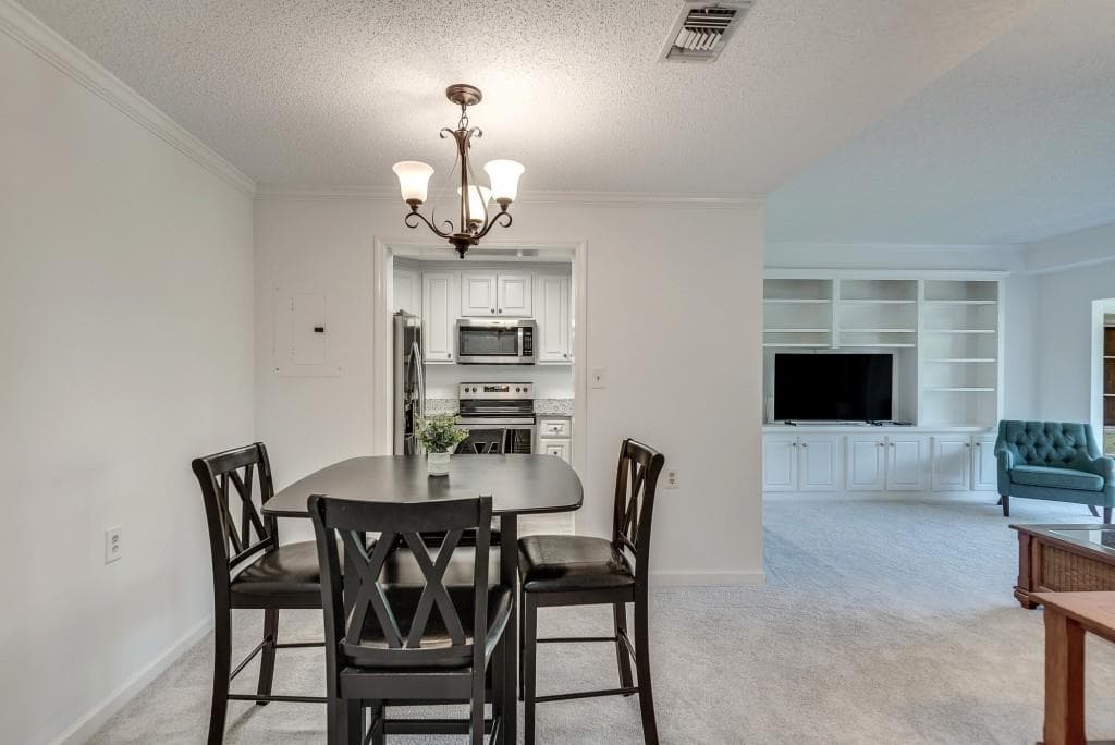 1 bedroom, 1 bathroom, 872 sq ft condominium for sale at 1800 Clairmont Lake A623, Decatur, GA 30033 — photo 9