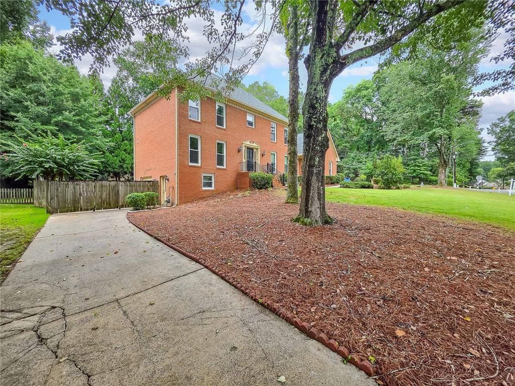 6 bedroom, 5 bathroom, 5,305 sq ft single family residence for sale at 5616 Broxton Circle, Peachtree Corners, GA 30092 — photo 4