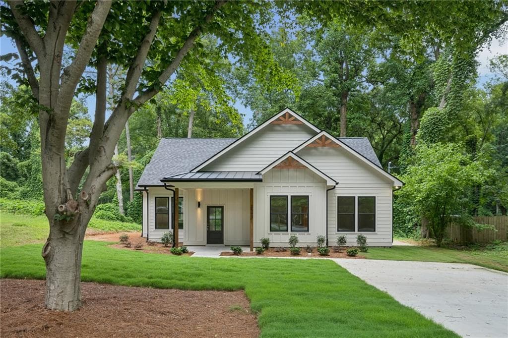 3 bedroom, 2 bathroom, 1,670 sq ft single family residence for sale at 2593 Abner Place, Atlanta, GA 30318 — photo 2