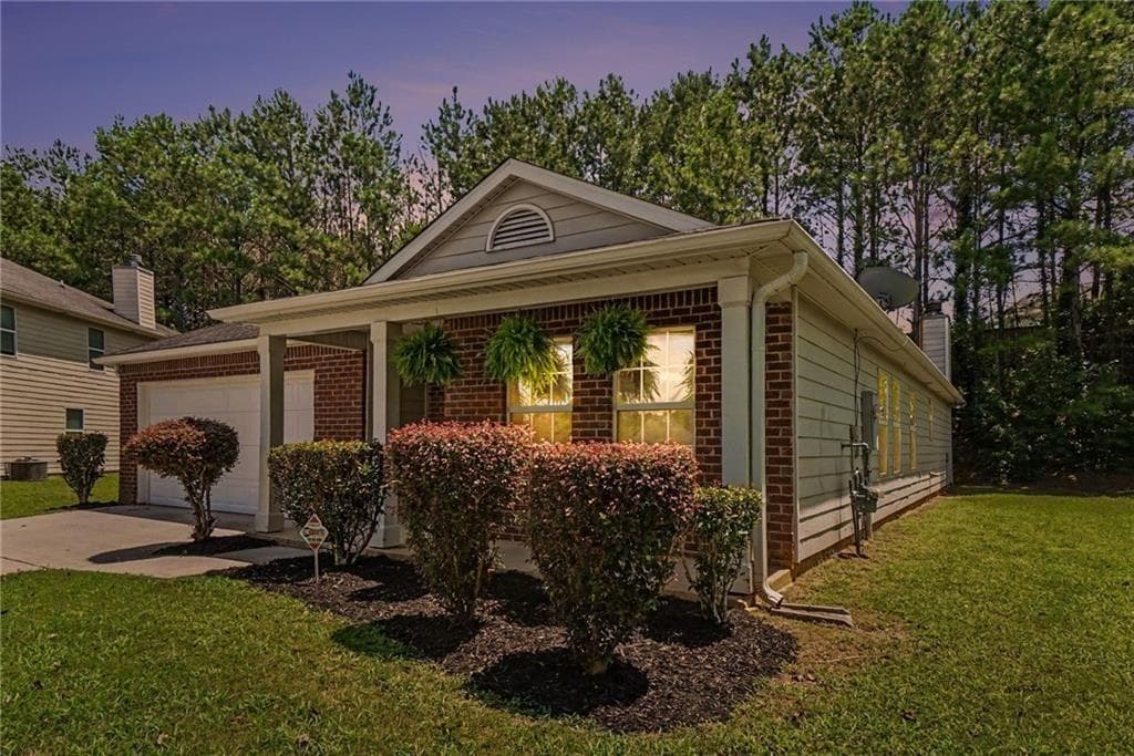 4 bedroom, 2 bathroom, 1,870 sq ft single family residence under contract at 460 Pinevale Court, Atlanta, GA 30349 — photo 4