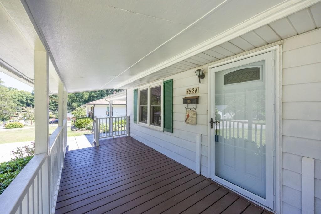 3 bedroom, 2 bathroom, 1,412 sq ft single family residence for sale at 1024 Oakdale Drive, Smyrna, GA 30080 — photo 4