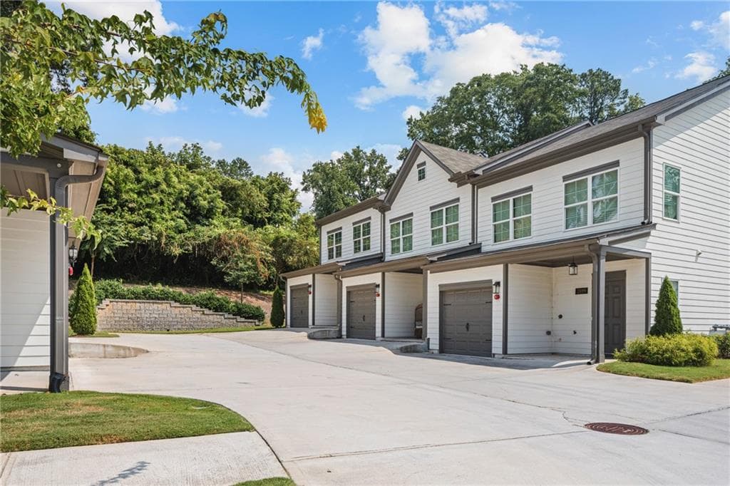 3 bedroom, 3 bathroom, 1,535 sq ft townhouse for sale at 2893 Royal Heights Drive, Atlanta, GA 30318 — photo 3