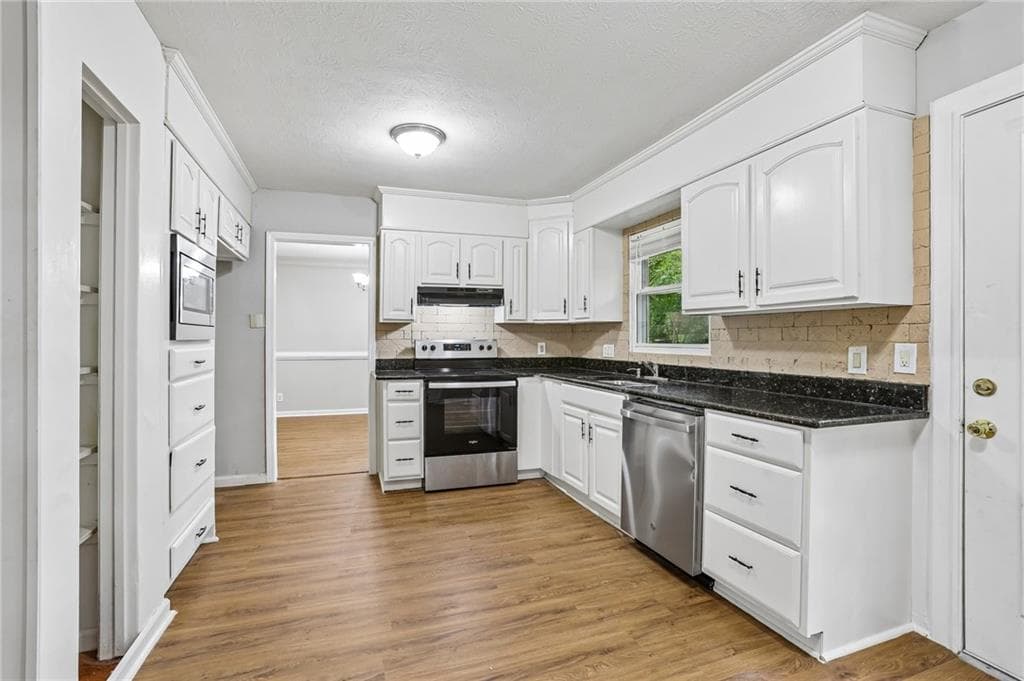 4 bedroom, 3 bathroom, 2,477 sq ft single family residence for sale at 2896 Haverford Lane, Marietta, GA 30067 — photo 7