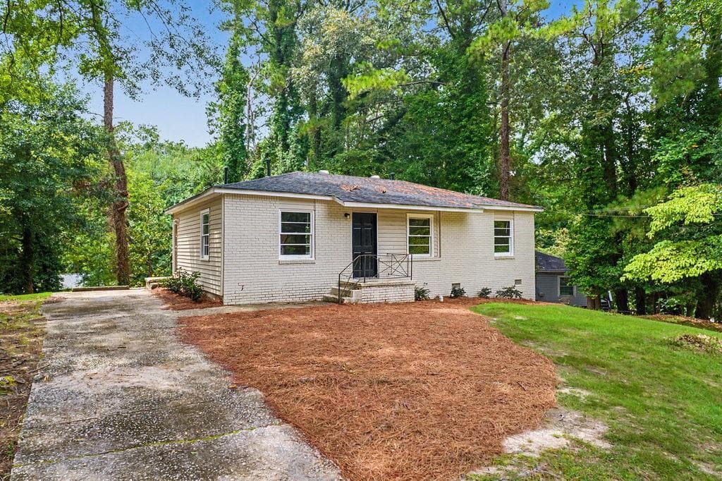 3 bedroom, 1 bathroom, 1,000 sq ft single family residence for sale at 3791 Clovis Court, Atlanta, GA 30331 — photo 2