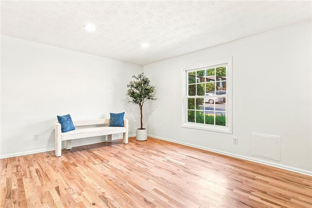 3 bedroom, 3 bathroom, 1,484 sq ft condominium under contract at 6304 Park Avenue D3, Sandy Springs, GA 30342 — photo 4