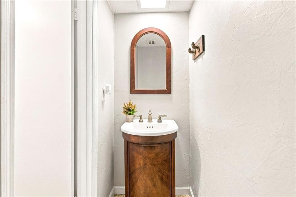 3 bedroom, 3 bathroom, 1,484 sq ft condominium under contract at 6304 Park Avenue D3, Sandy Springs, GA 30342 — photo 6