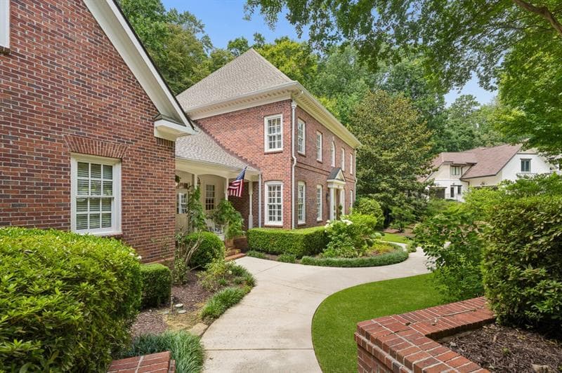 5 bedroom, 6 bathroom, 7,264 sq ft single family residence for sale at 553 Bryn Mawr Lane, Atlanta, GA 30327 — photo 3