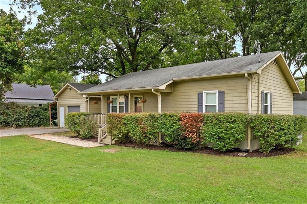 2 bedroom, 2 bathroom, 960 sq ft single family residence under contract at 303 S Main Street, Adairsville, GA 30103 — photo 2