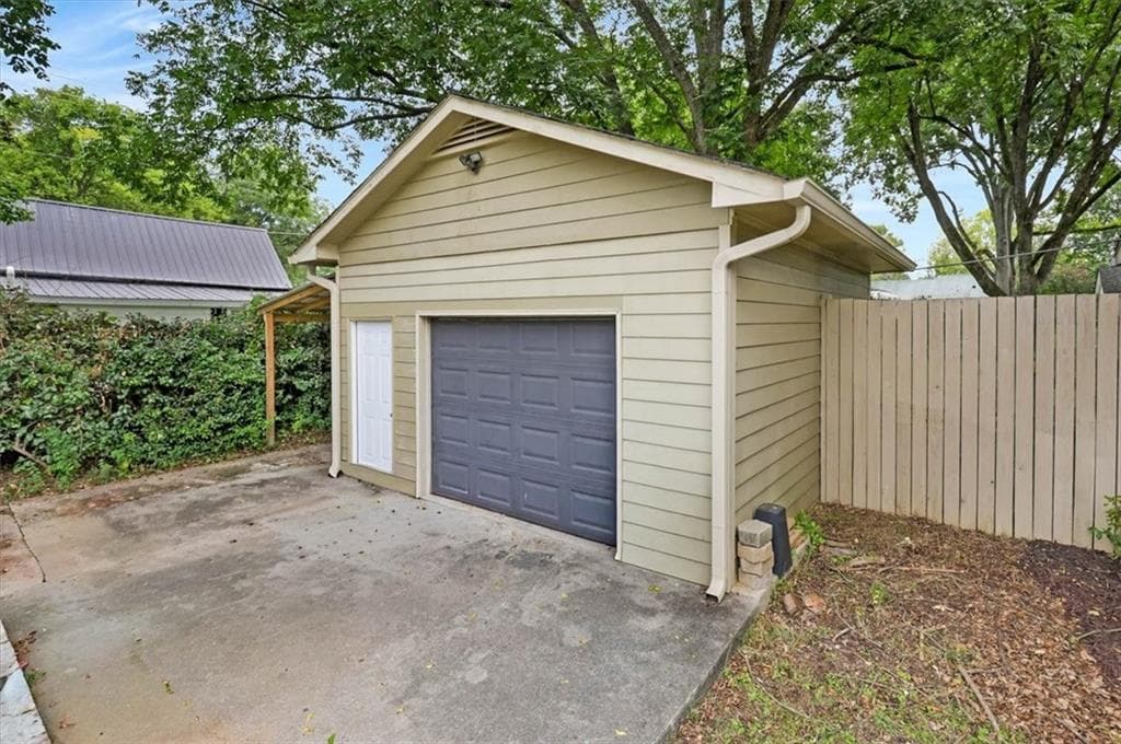 2 bedroom, 2 bathroom, 960 sq ft single family residence under contract at 303 S Main Street, Adairsville, GA 30103 — photo 4