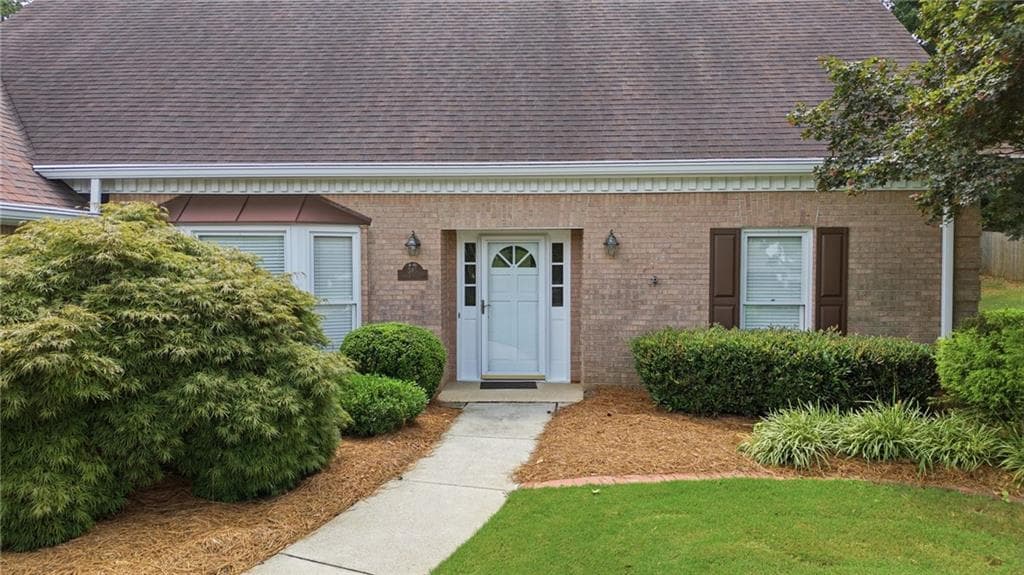 3 bedroom, 3 bathroom, 3,194 sq ft single family residence for sale at 345 N Farm Drive, Alpharetta, GA 30004 — photo 3