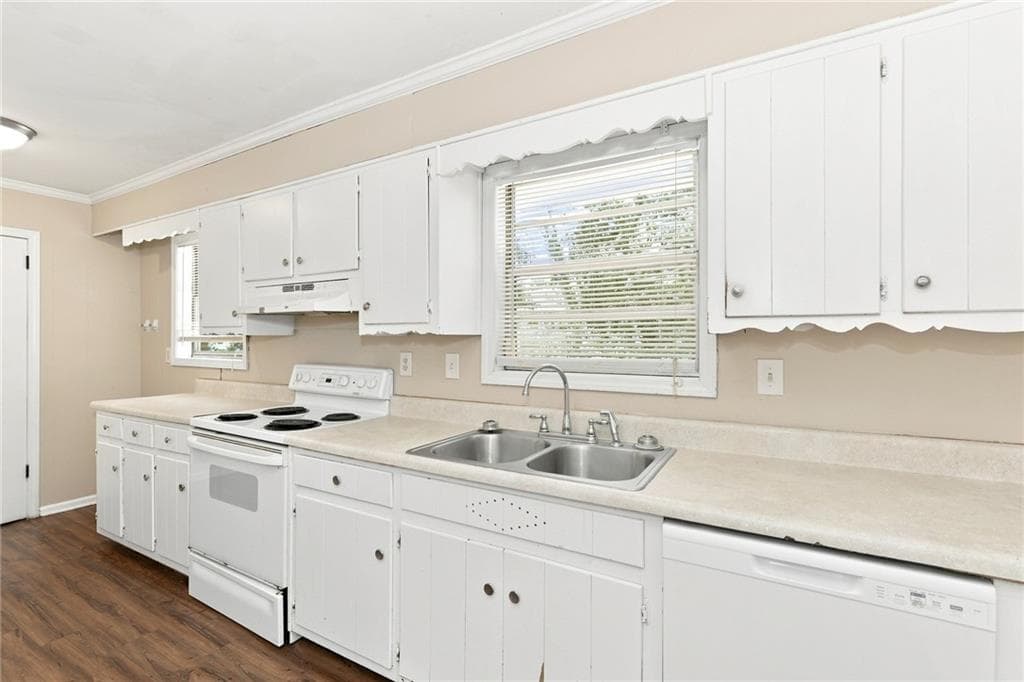 3 bedroom, 2 bathroom, 1,216 sq ft single family residence for rent at 2909 Briarwood Boulevard, East Point, GA 30344 for $1,790 a month — photo 3