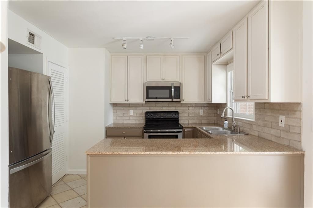 2 bedroom, 2 bathroom, 1,050 sq ft condominium for sale at 1101 Collier Road L5, Atlanta, GA 30318 — photo 7