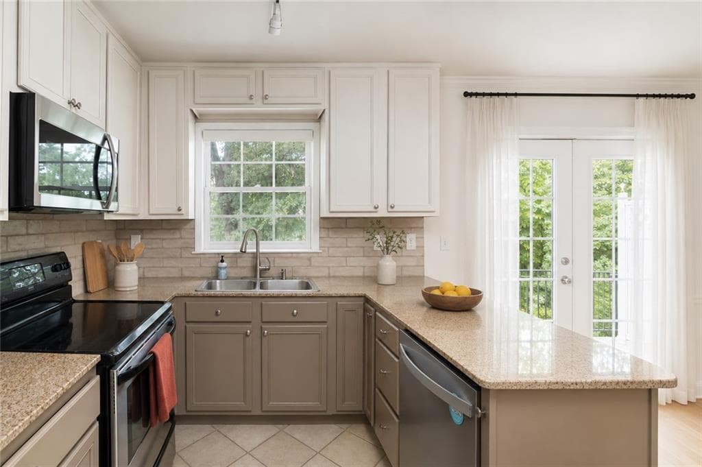 2 bedroom, 2 bathroom, 1,050 sq ft condominium for sale at 1101 Collier Road L5, Atlanta, GA 30318 — photo 8