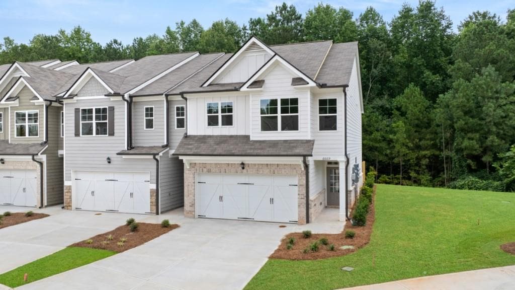 3 bedroom, 3 bathroom, 1,877 sq ft townhouse for sale at 6669 Parsons Street, Flowery Branch, GA 30542 — photo 2
