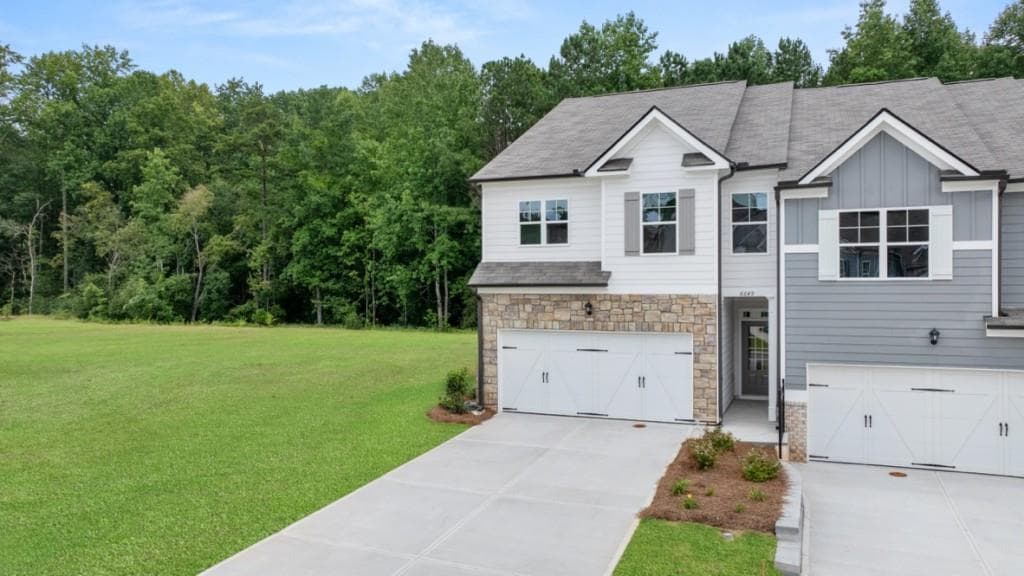 3 bedroom, 3 bathroom, 1,877 sq ft townhouse for sale at 6649 Parsons Street, Flowery Branch, GA 30542 — photo 2