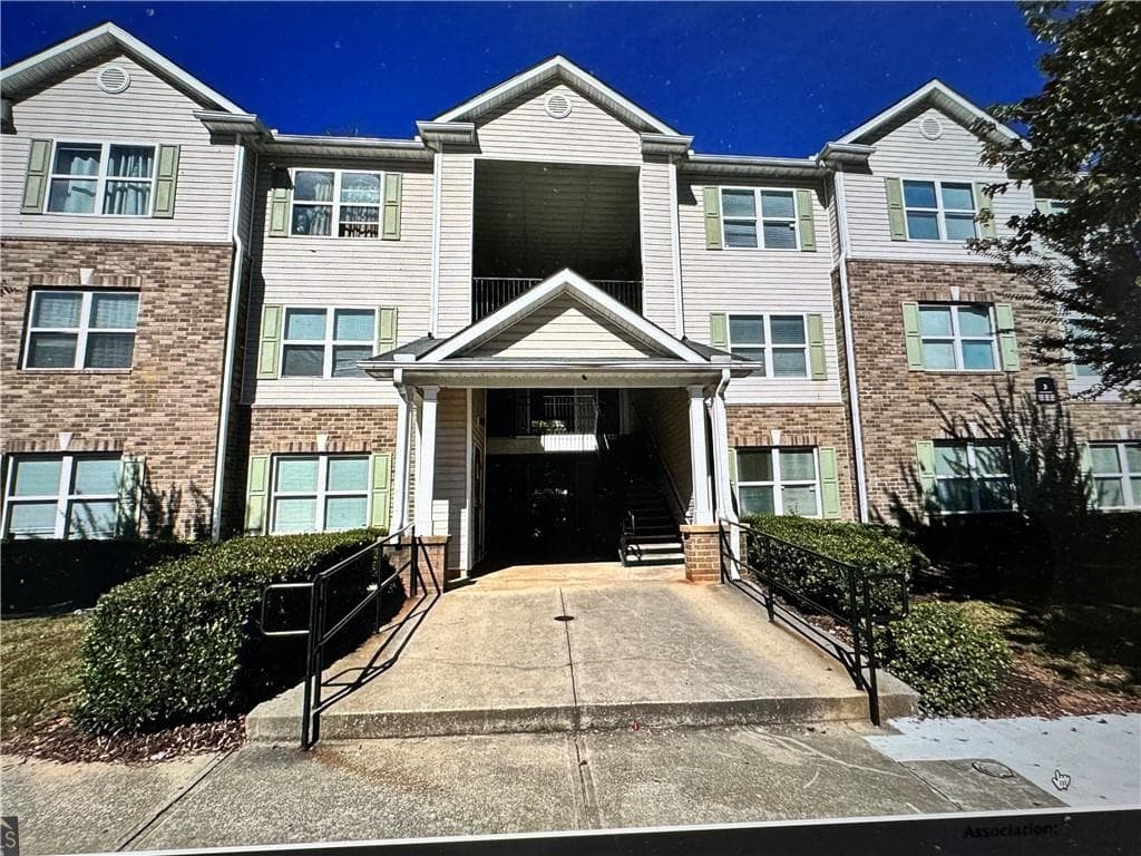 3 bedroom, 2 bathroom, 1,292 sq ft condominium for sale at 3203 Fairington Ridge Circle, Lithonia, GA 30038 — photo 1 of 6