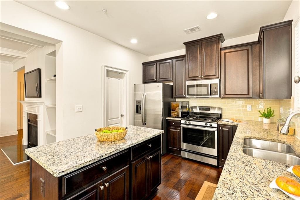 3 bedroom, 3 bathroom, 2,125 sq ft townhouse under contract at 2018 Brightleaf Way 98, Marietta, GA 30060 — photo 3