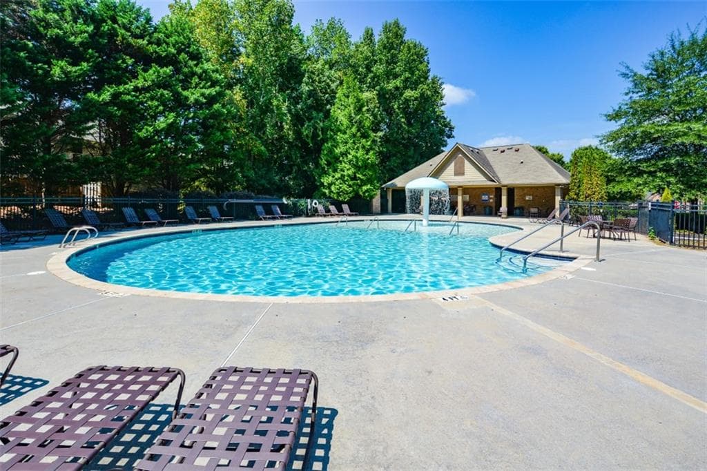 3 bedroom, 3 bathroom, 2,125 sq ft townhouse under contract at 2018 Brightleaf Way 98, Marietta, GA 30060 — photo 2