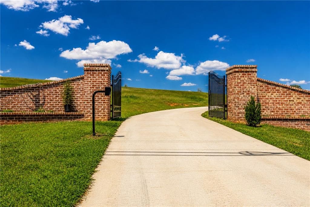 4 bedroom, 5 bathroom, 5,937 sq ft single family residence for sale at 3200 Shady Grove Rd, Carrollton, GA 30116 — photo 2