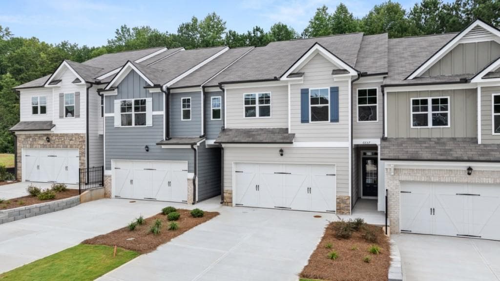 3 bedroom, 3 bathroom, 1,877 sq ft townhouse under contract at 6657 Parsons Street, Flowery Branch, GA 30542 — photo 2