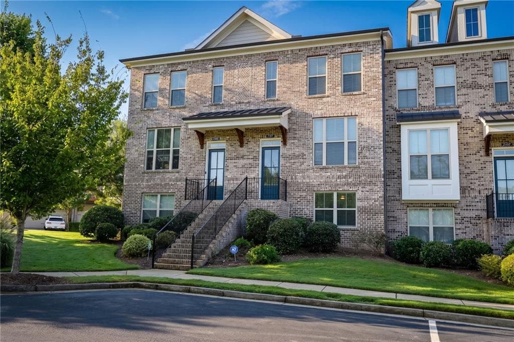 3 bedroom, 4 bathroom, 2,200 sq ft townhouse for sale at 2177 Parkside Glen View, Duluth, GA 30097
