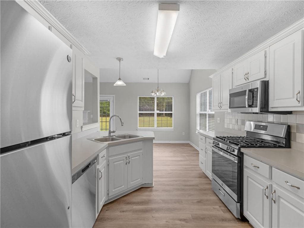 4 bedroom, 3 bathroom, 2,114 sq ft single family residence for sale at 11704 Spring Lake Way, Fayetteville, GA 30215 — photo 7
