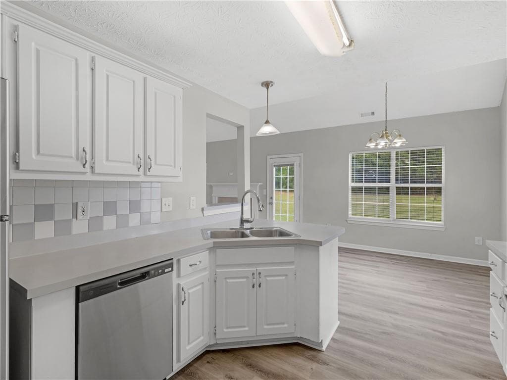 4 bedroom, 3 bathroom, 2,114 sq ft single family residence for sale at 11704 Spring Lake Way, Fayetteville, GA 30215 — photo 9