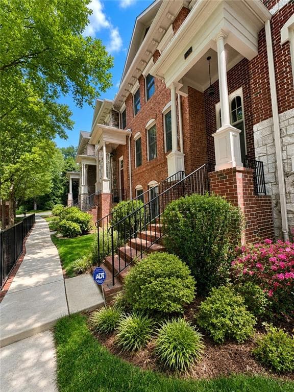 4 bedroom, 4 bathroom, 3,165 sq ft townhouse for sale at 1085 Charles Towne Square, Sandy Springs, GA 30328 — photo 2