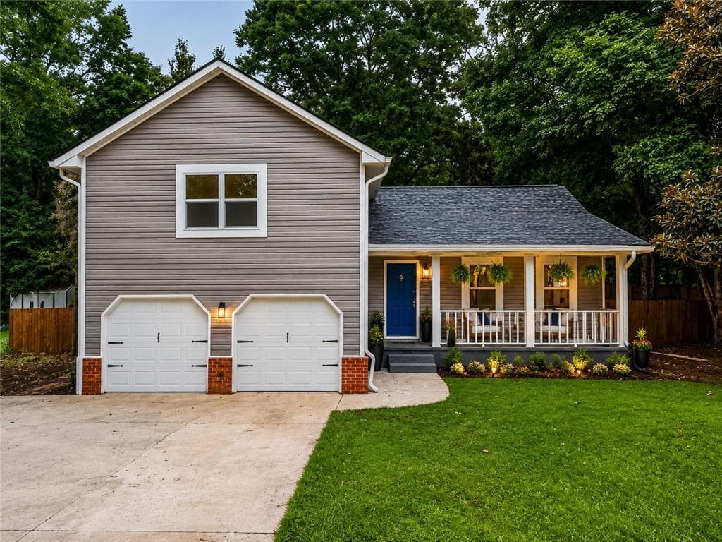 3 bedroom, 3 bathroom, 1,851 sq ft single family residence for sale at 204 Groveland Drive, Peachtree City, GA 30269 — photo 2