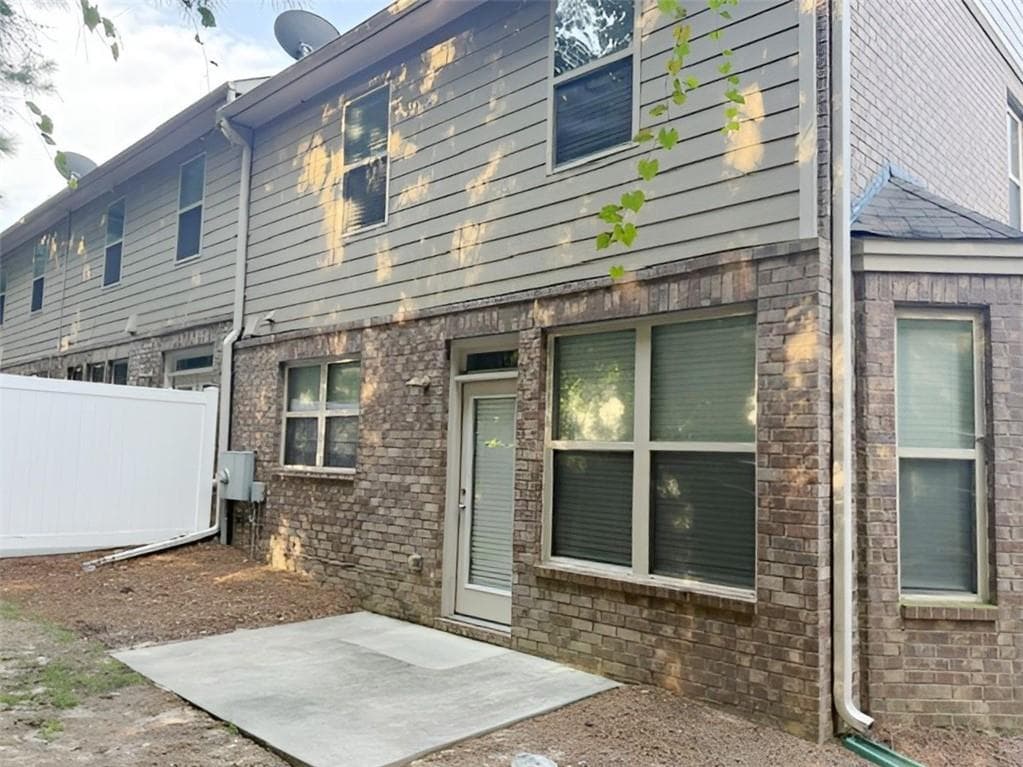 3 bedroom, 3 bathroom, 1,994 sq ft townhouse for sale at 3902 Brockenhurst Drive, Buford, GA 30519 — photo 3