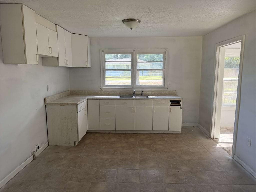 3 bedroom, 2 bathroom, 1,283 sq ft single family residence under contract at 53 Howell Drive, Atlanta, GA 30331 — photo 3