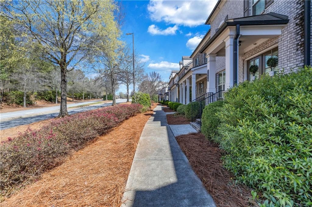 3 bedroom, 4 bathroom, 2,178 sq ft townhouse under contract at 2002 Forte Lane, Alpharetta, GA 30009 — photo 3